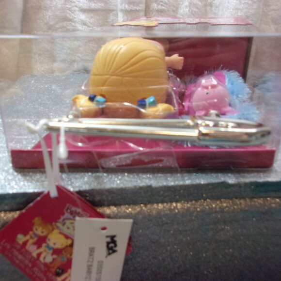 T-156 NEW SEALED 2023 BRATZ BABY CHLOE WITH ANGEL PIG DOLL - Picture 7 of 8